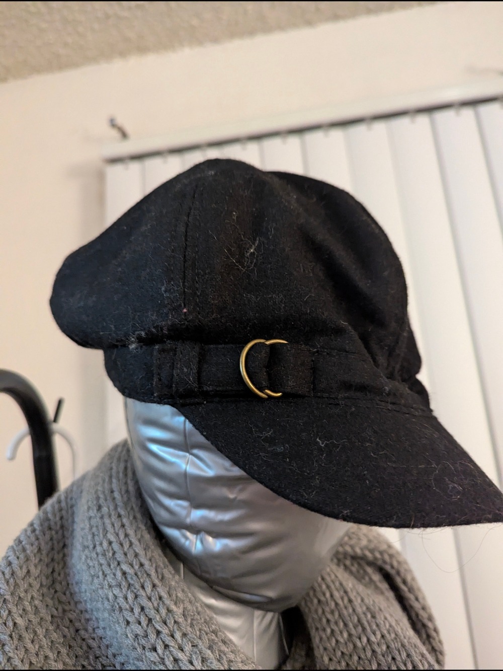 Black Newsboy Cap with Side Buckle - Picture 4 of 6